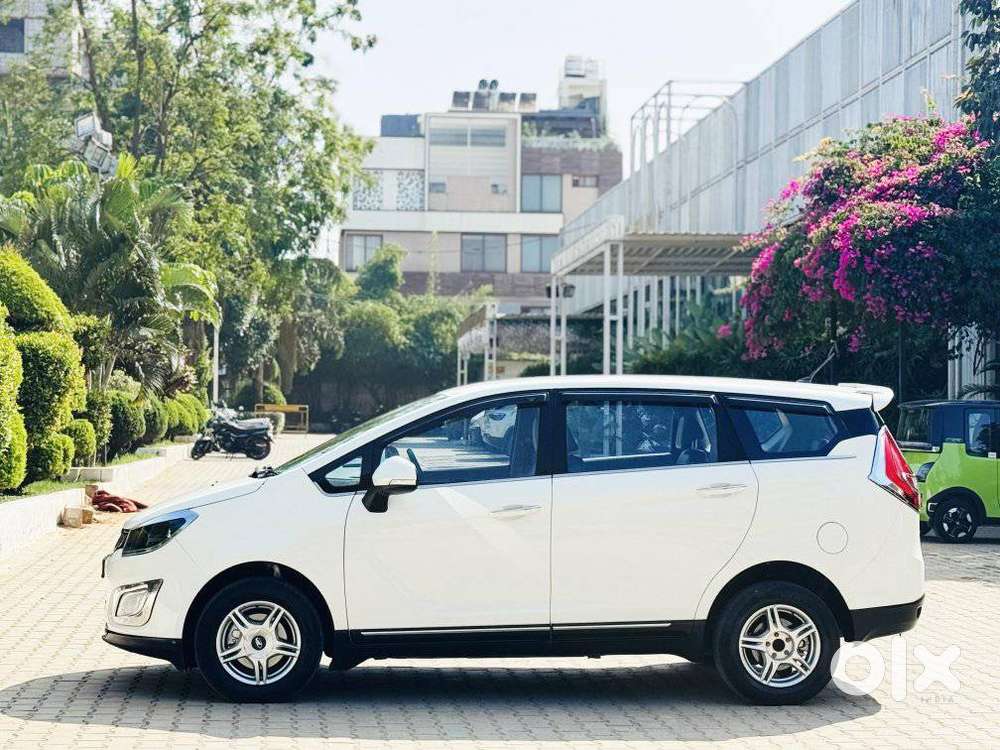 Mahindra Marazzo M6, 2018