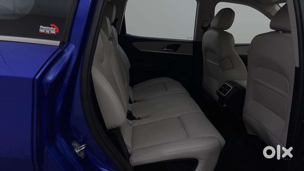 Mahindra Xuv700 2.0 Ax 7 Petrol Mt Str, 2022, Petrol