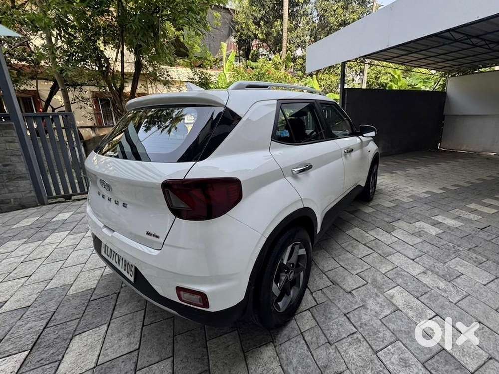 Hyundai Venue 2021 Petrol 18337 Km Driven Well Maintained