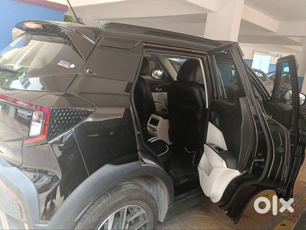 Mahindra Xuv 3xo Ax5 2025