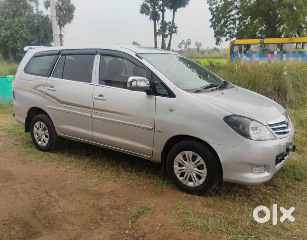 Innova 2.5 G (2011) 7 Seater Showroom Tack Vehicle