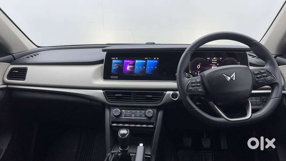 Mahindra Xuv700 2.0 Ax 5 Petrol Mt 7 Str, 2025, Petrol