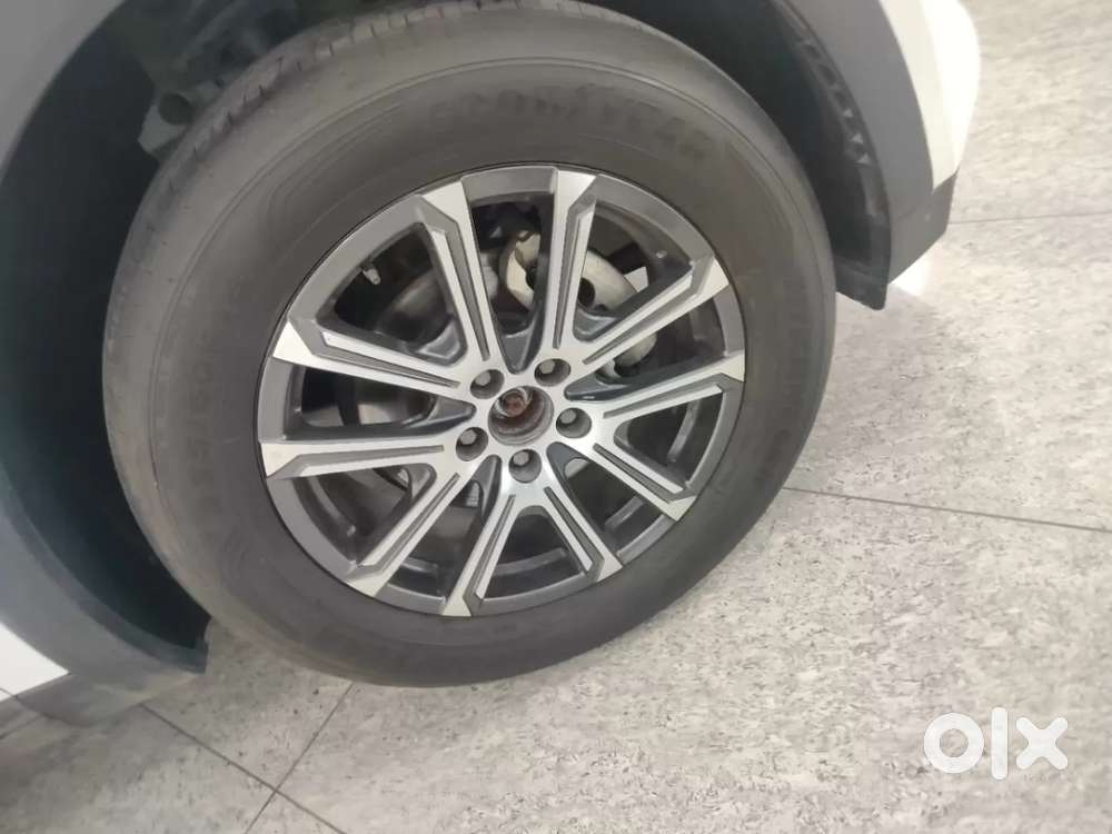 Mahindra Xuv700 2.0 Ax 7 Petrol Mt Str, 2024, Petrol