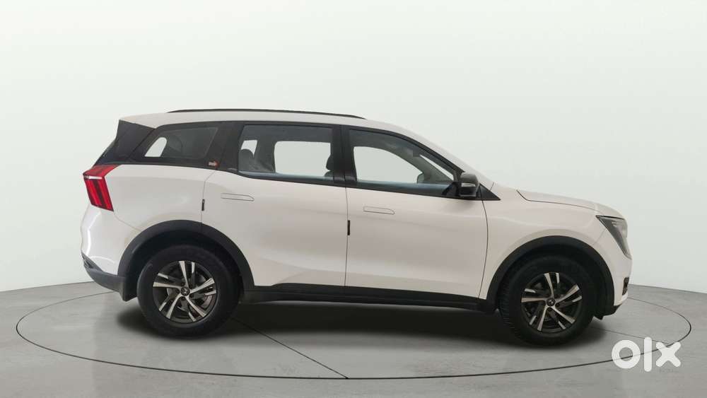 Mahindra Xuv700 2.0 Ax 5 Petrol Mt Str, 2023, Petrol