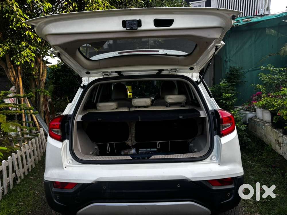 Mahindra Xuv300 Petrol 2021 W8 Pearl-white, 1st Owner