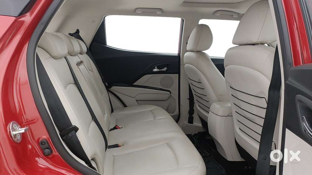 Mahindra Xuv300 1.2 W8 (o) Amt Petrol, 2022, Petrol