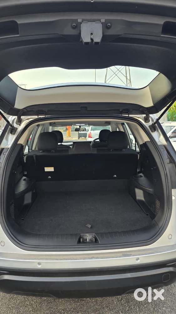 Mahindra Xuv700 2.0 Mx Petrol Mt 5 Str, 2022, Petrol