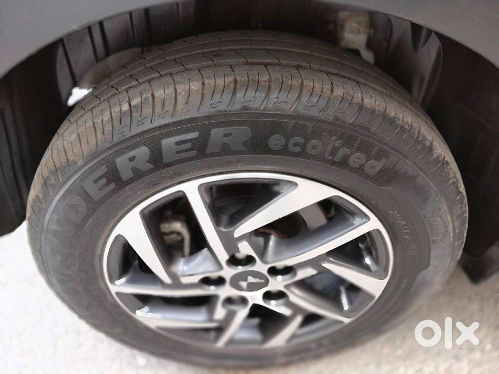 Mahindra Xuv300 1.2 W8 (o) Amt Petrol, 2023, Petrol