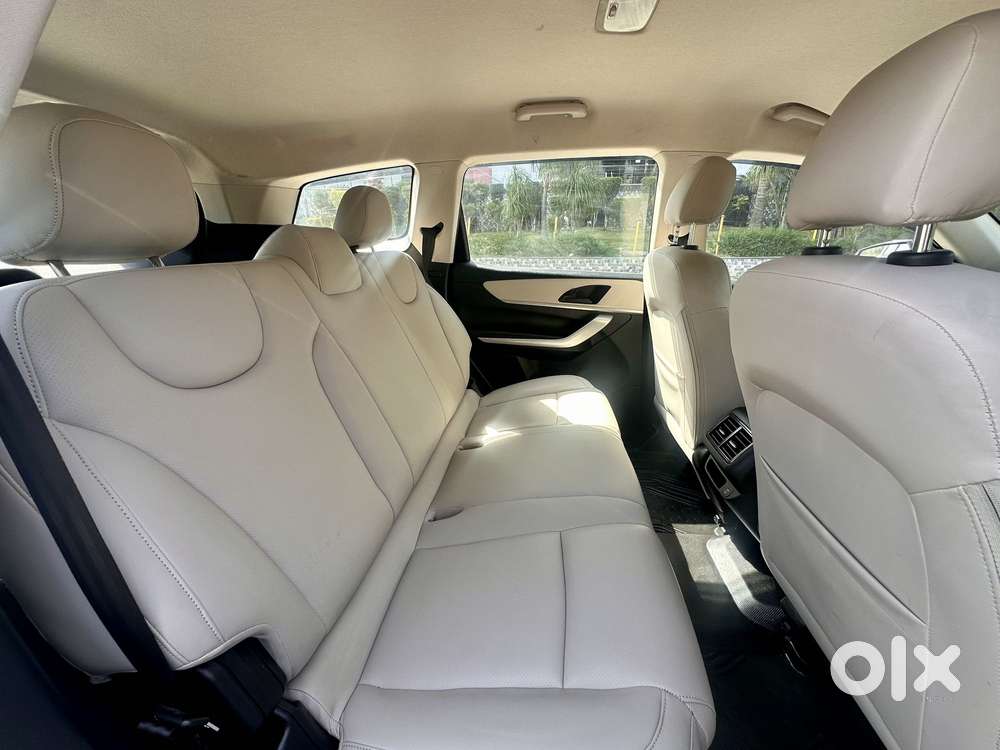 Mahindra Xuv700 Mx Petrol Mt 5 Str (e), 2023, Petrol