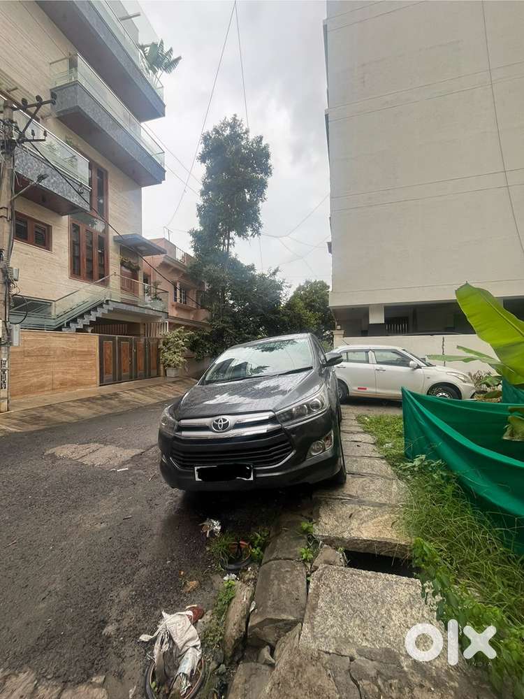 Innova Crysta V 2.4 Manual