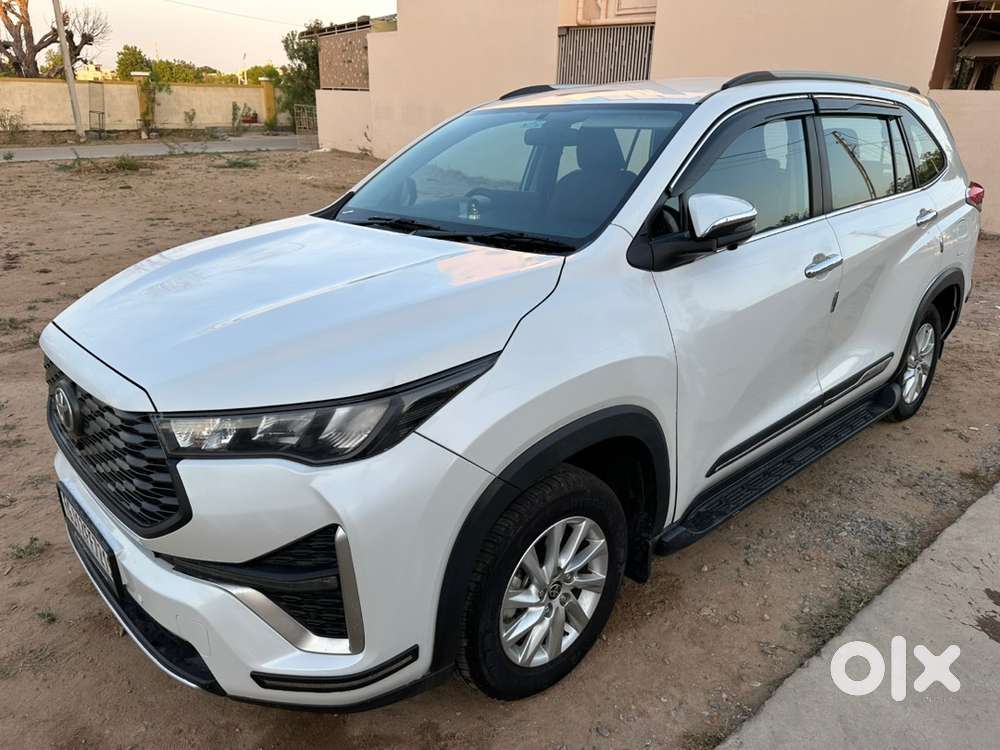 Toyota Innova Hycross Gx(o) - 7 Seater (pearl White & Low Mileage)