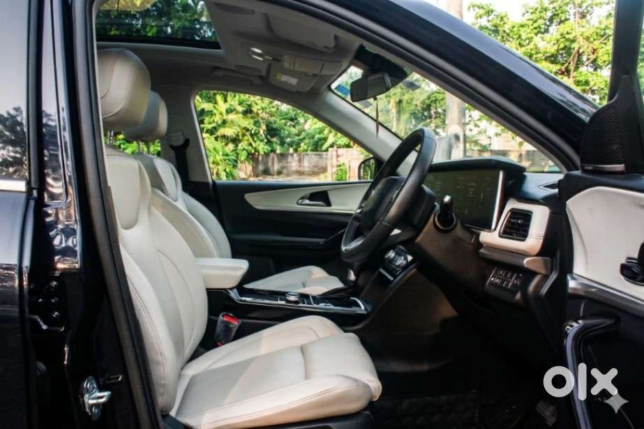 Mahindra Xuv700 2.0 Ax 7 Petrol At Luxury Pack Str, 2024, Petrol