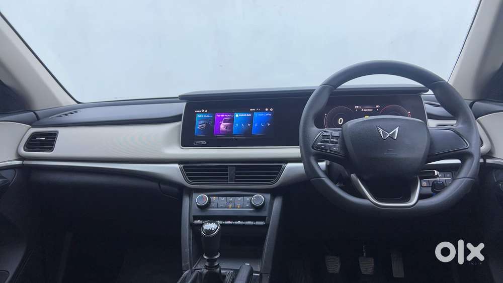 Mahindra Xuv700 2.0 Ax 5 Petrol Mt 7 Str, 2022, Petrol