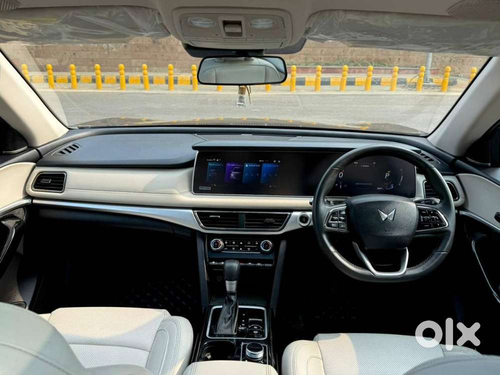 Mahindra Xuv 7oo Ax7 Luxuary Pack At 7 Seater Black