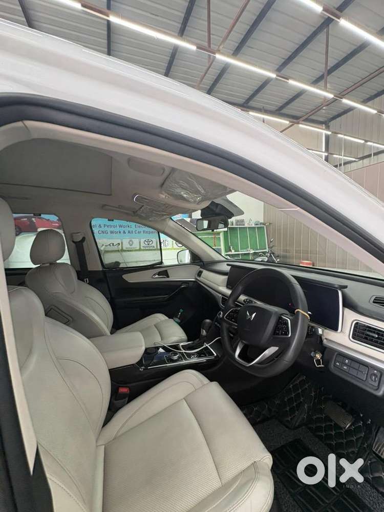 Mahindra Xuv700 2023 Diesel Well Maintained