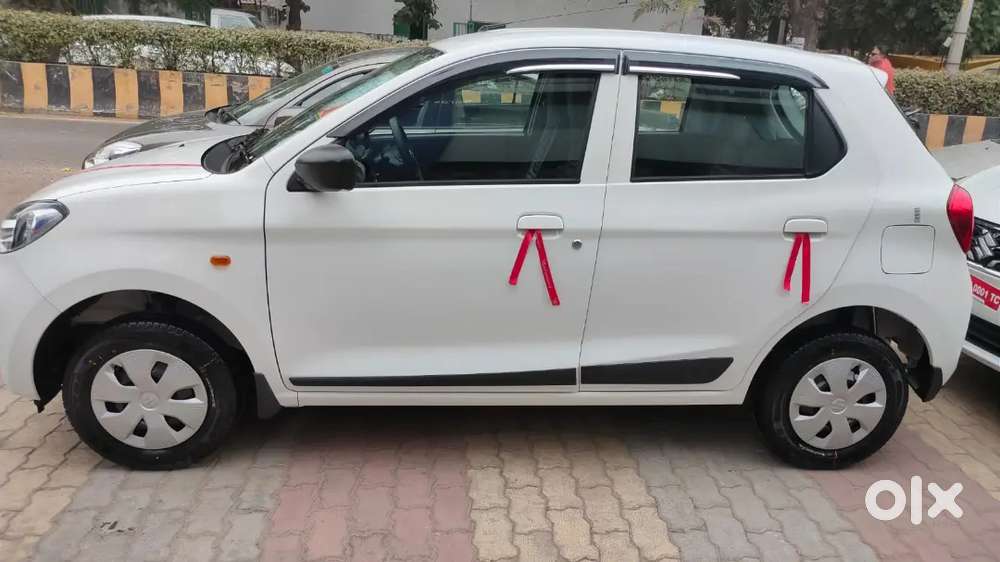 New Car Hain Sale Karni Hain Showroom Me Hi Khadi Hain