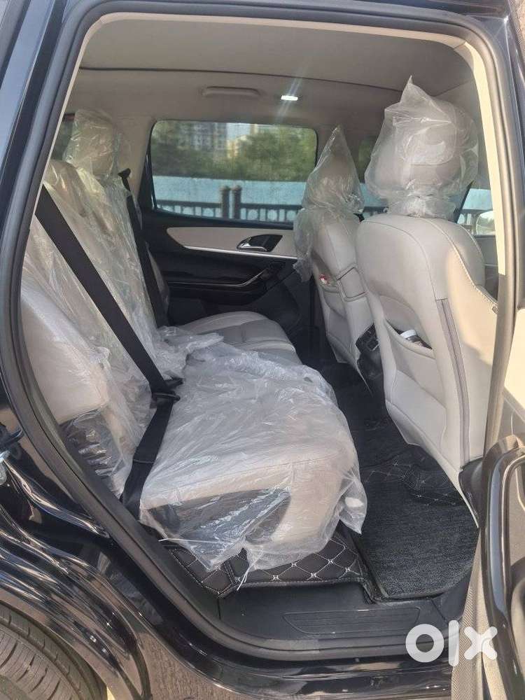 Mahindra Xuv700 2.0 Ax 7 Petrol At Str, 2025, Petrol