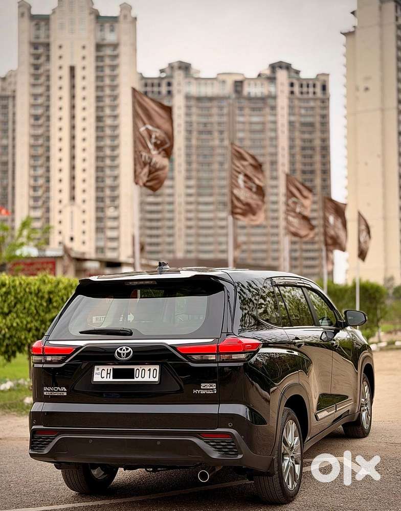 Toyota Innova Hycross, 2025