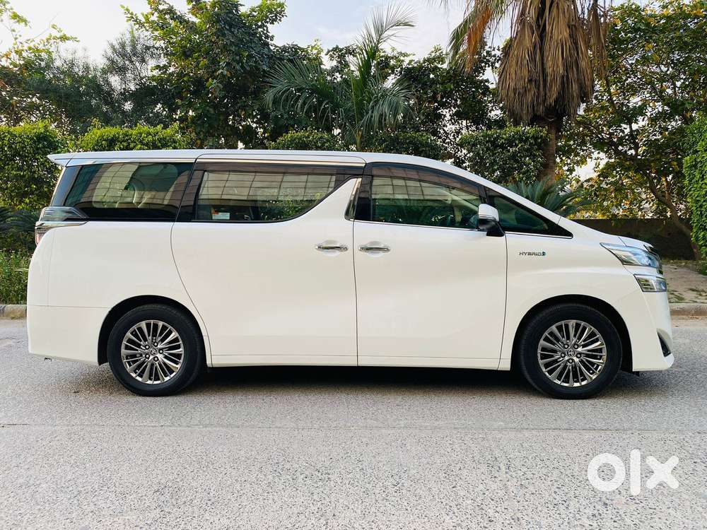 Toyota Vellfire 2.5 Executive Lounge, 2021, Cng & Hybrids