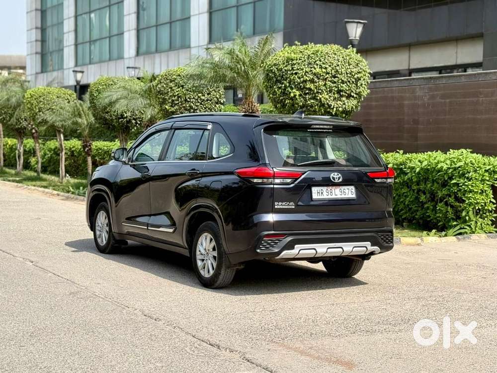 Toyota Innova Hycross