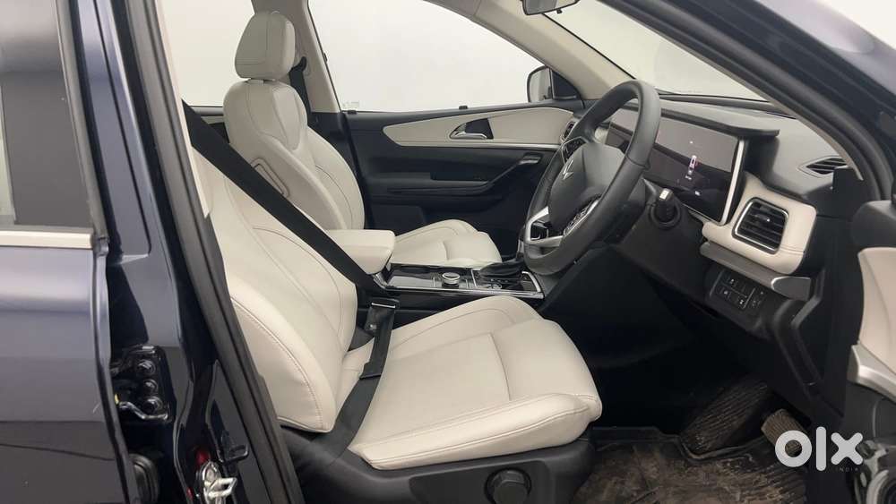 Mahindra Xuv700 2.2 Ax 7 Diesel At Luxury Pack Str Awd, 2022, Diesel