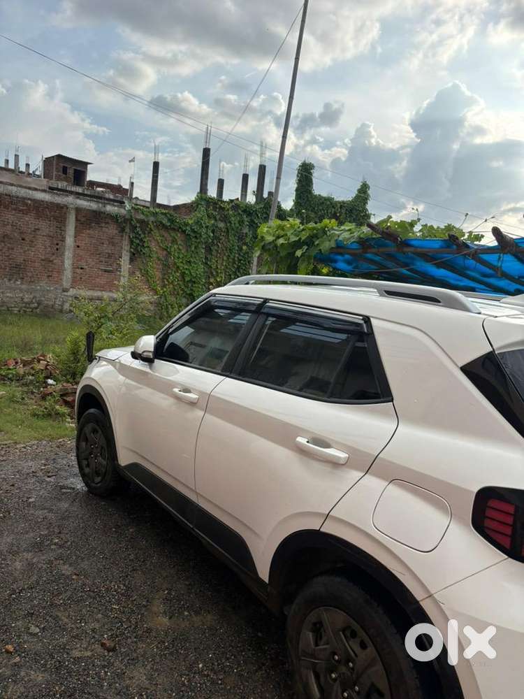 Hyundai Venue 2024 Petrol Well Maintained