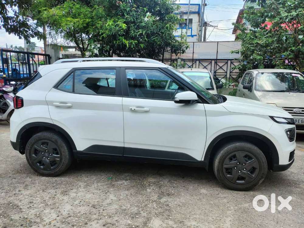Hyundai Venue 2024 Petrol Well Maintained