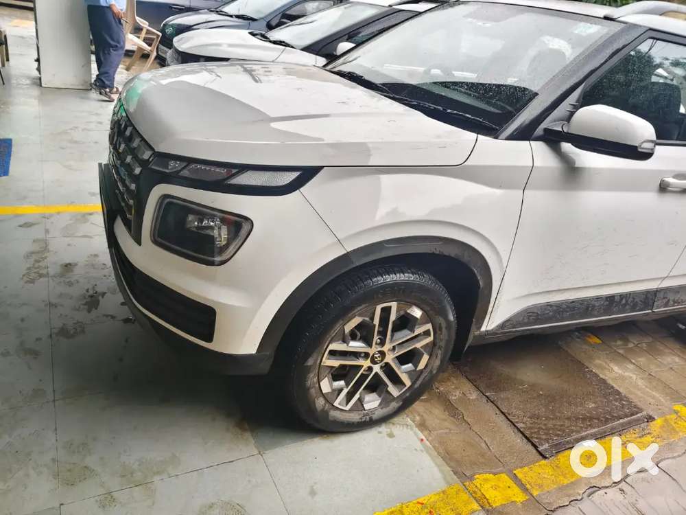 Hyundai Venue 1st Owner 2022 New Shape White Colour
