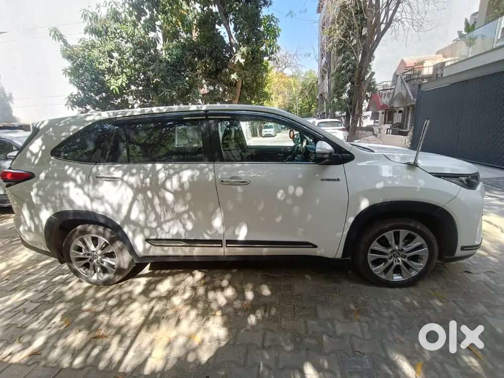 2023 Toyota Innova Hycross  Super White  Hr87  Executive - Owned