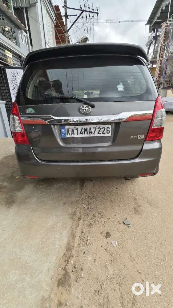 Toyota Innova 2.5 V 7 2012