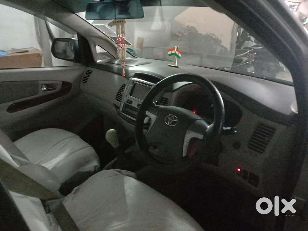 Innova 2.5 V 8 Seater