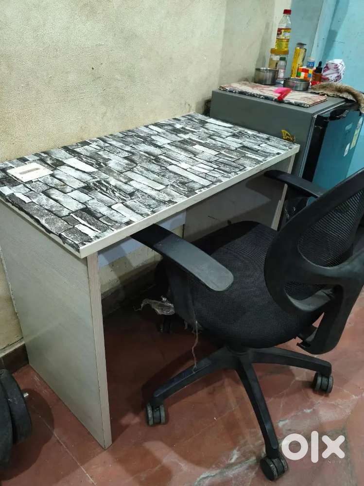 Almost new Table and adjustable office chair