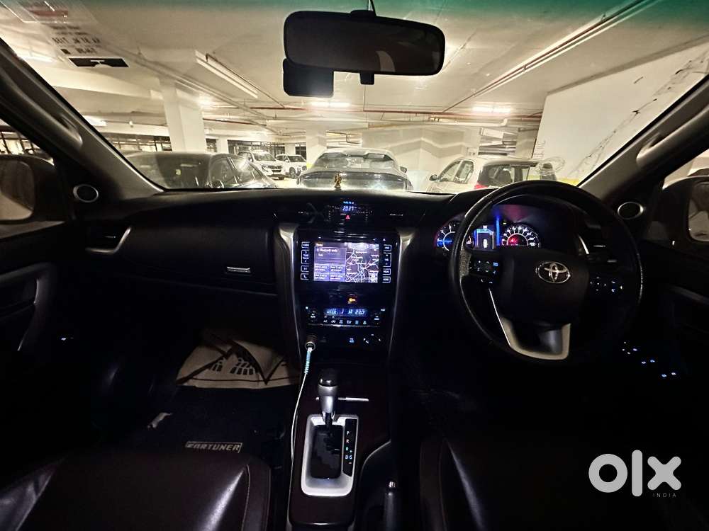 2018 White Fortuner 4x4 At