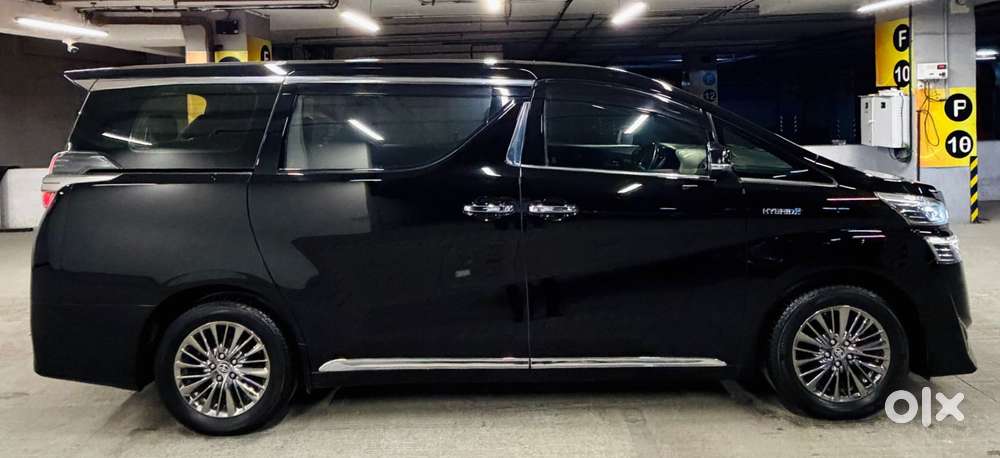Toyota Vellfire 2.5 Executive Lounge, 2020, Cng & Hybrids