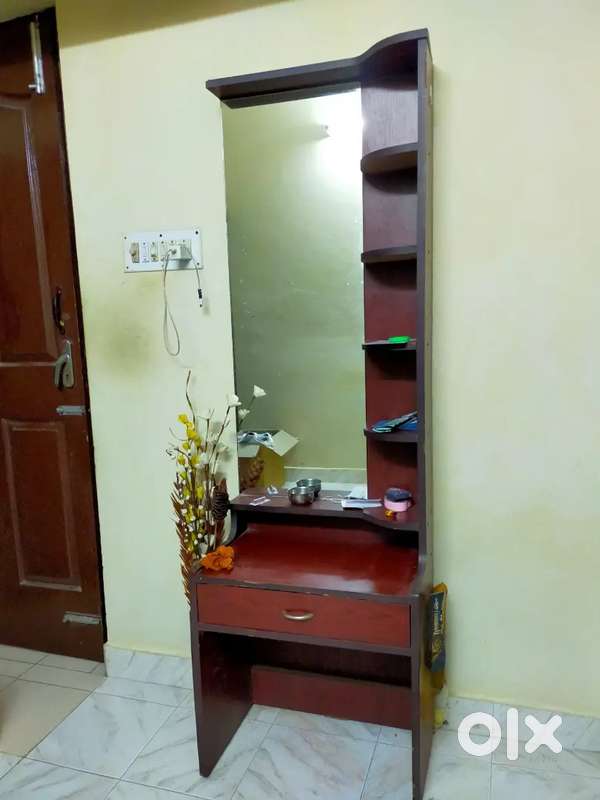DRESSING TABLE WITH MIRROR
