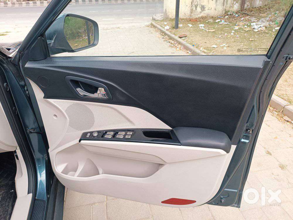 Mahindra Xuv300 1.2 W8 (o) Amt Petrol, 2022, Petrol