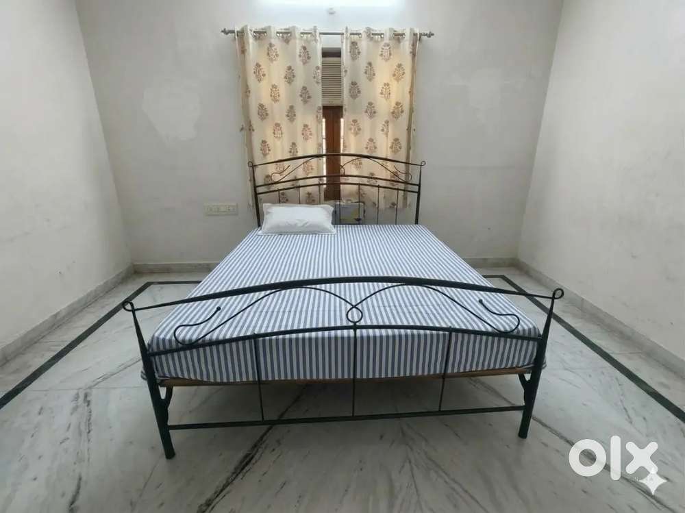 STYLISH METAL BED size - 7Ft X 5Ft 4 inches