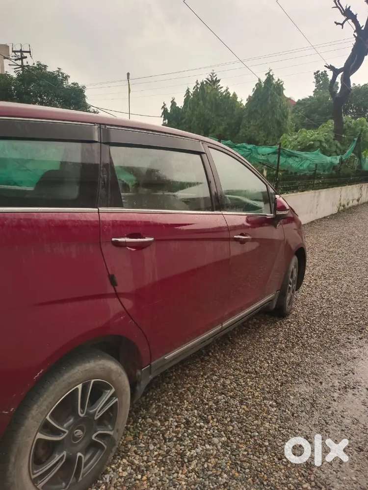Mahindra Marazzo M8 2018