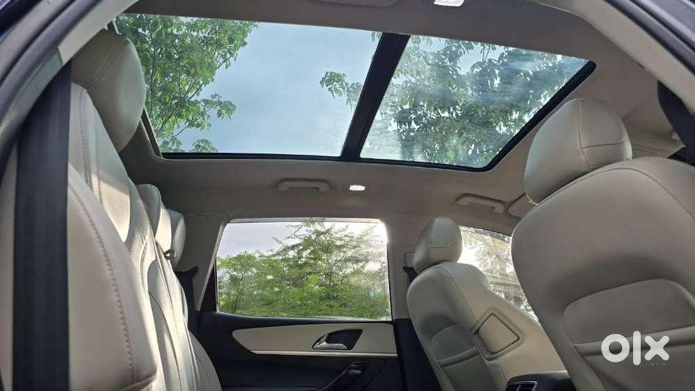 Mahindra Xuv700 2.0 Ax 7 Petrol Mt Str, 2024, Petrol