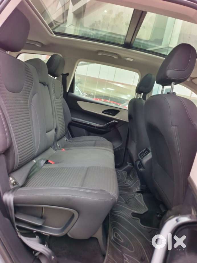 Mahindra Xuv700 2.0 Ax 5 Petrol Mt 7 Str, 2022, Petrol