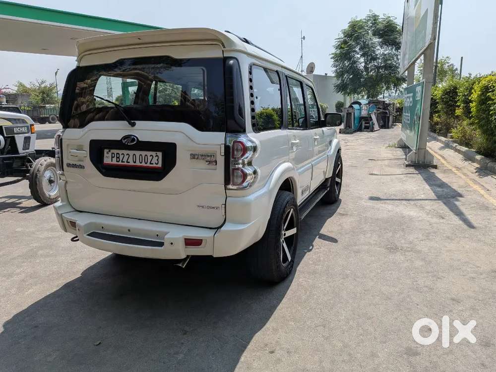 Mahindra Scorpio S10. Hybrid 2017