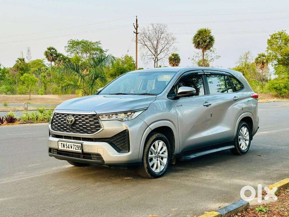 Toyota Innova Hycross