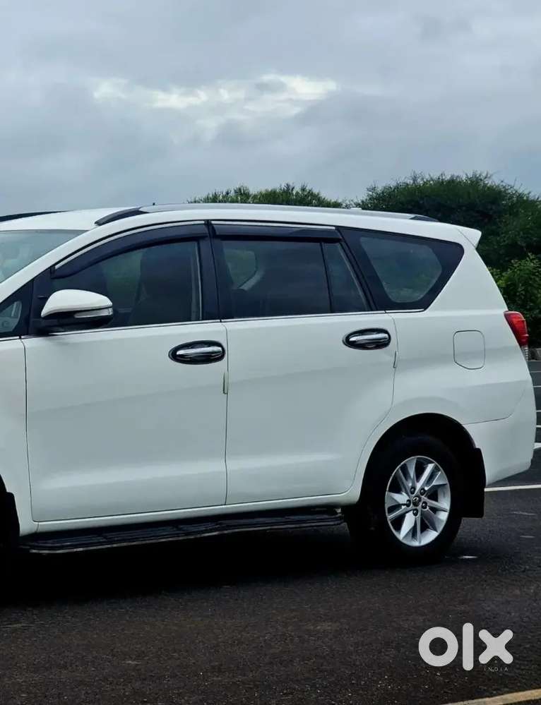 Toyota Innova Crysta 2.4 V 2016