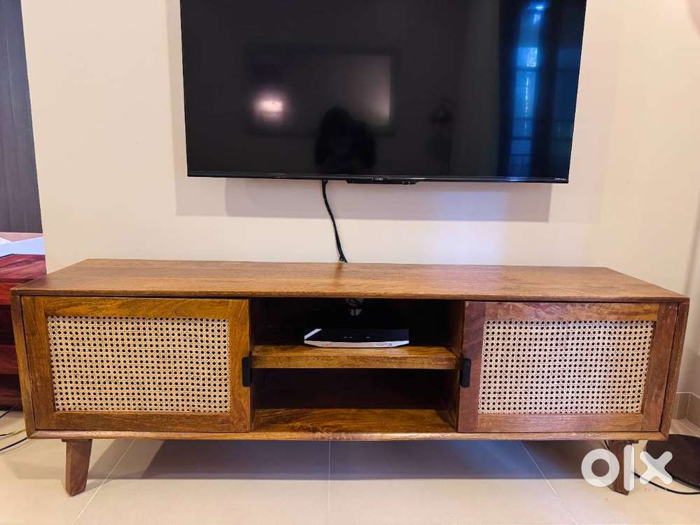 SOLID WOOD TV TABLE