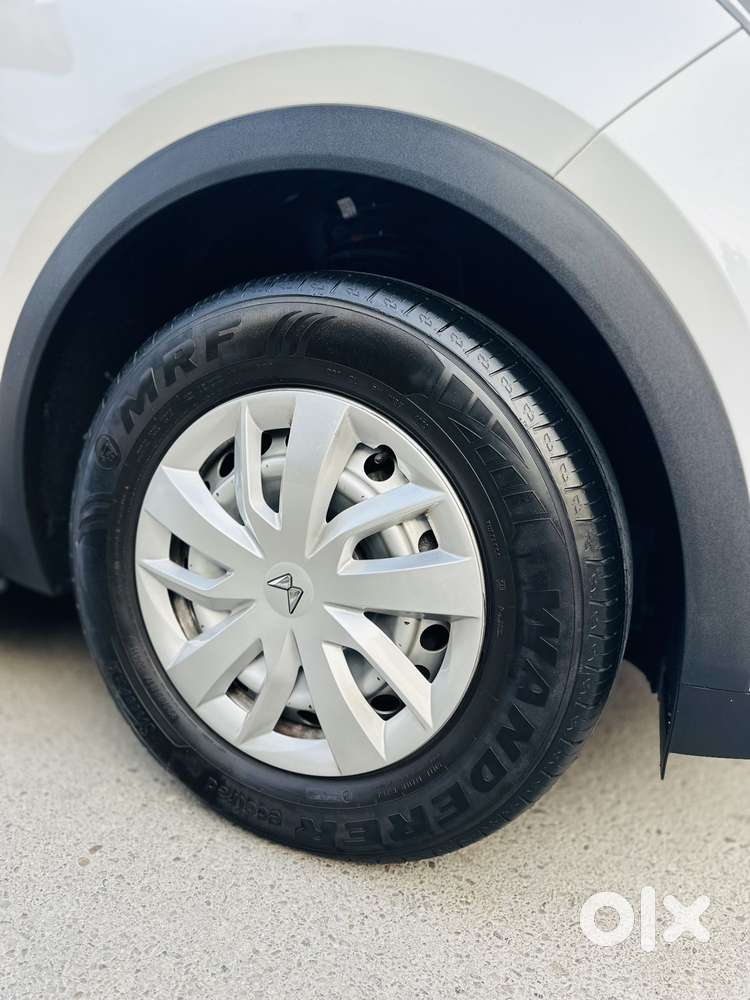 Mahindra Xuv700 2.0 Mx Petrol Mt 5 Str, 2023, Petrol