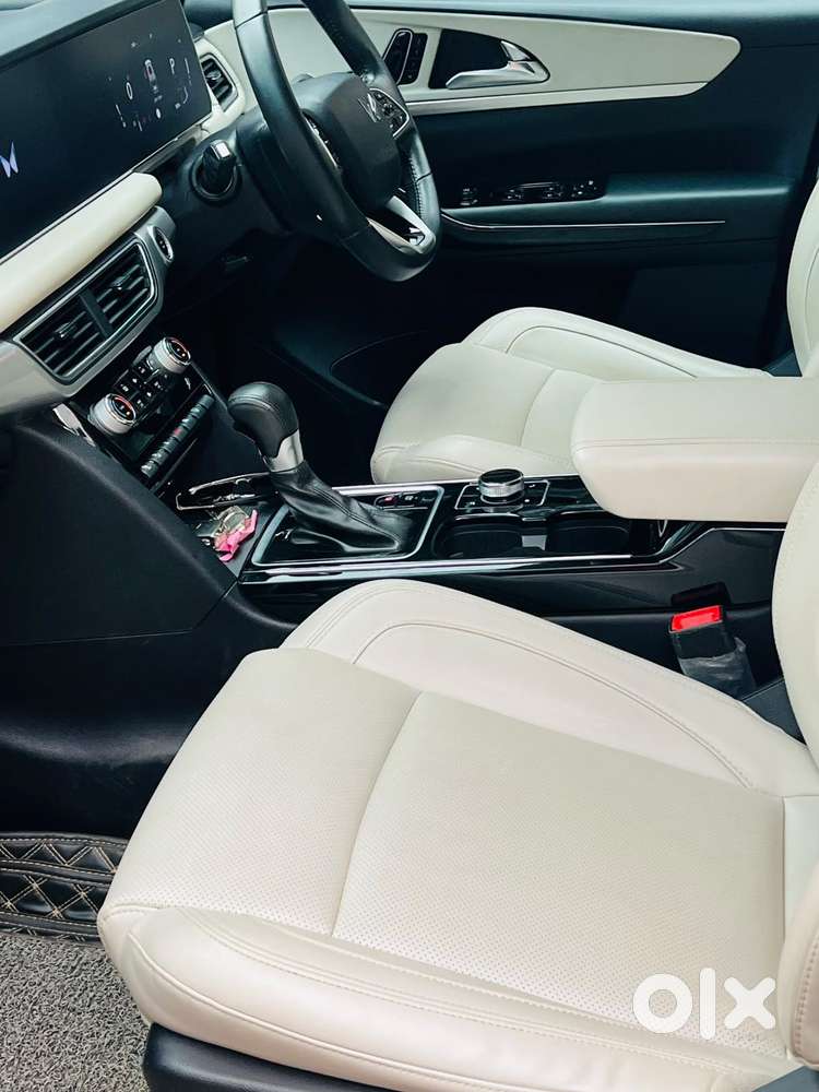 Mahindra Xuv700 2.0 Ax 7 Petrol At Luxury Pack Str, 2022, Petrol