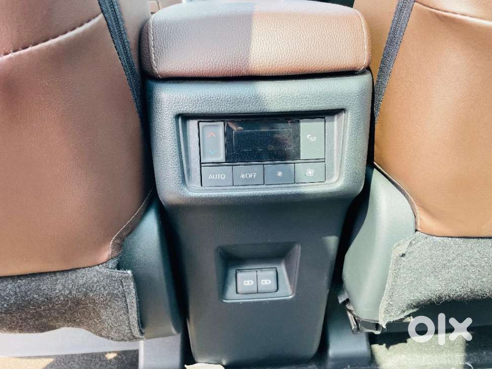 Toyota Innova Hycross 2.0 Zx (o) Hybrid 7 Str, 2024