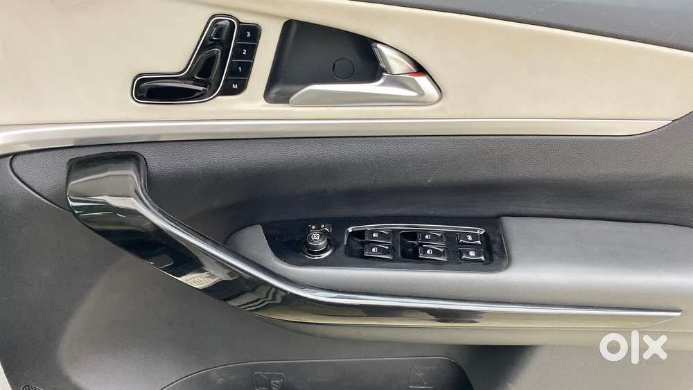 Mahindra Xuv700 2.0 Ax 7 Petrol At Str, 2021, Petrol