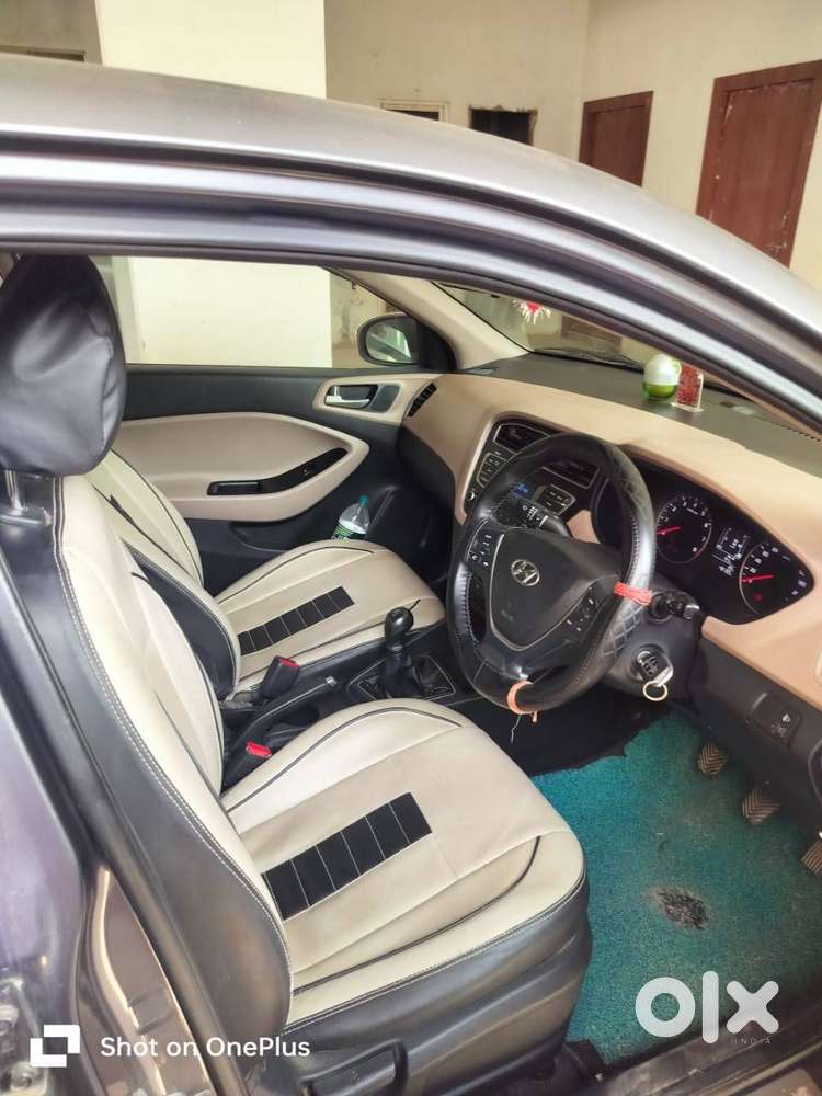 Bhut Safe Se Hai Car Bhut Hi Kam Renge Me Chali Hai
