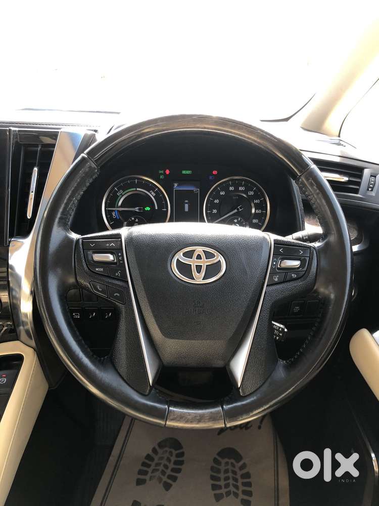 Toyota Vellfire 2.5 Executive Lounge, 2023, Cng & Hybrids